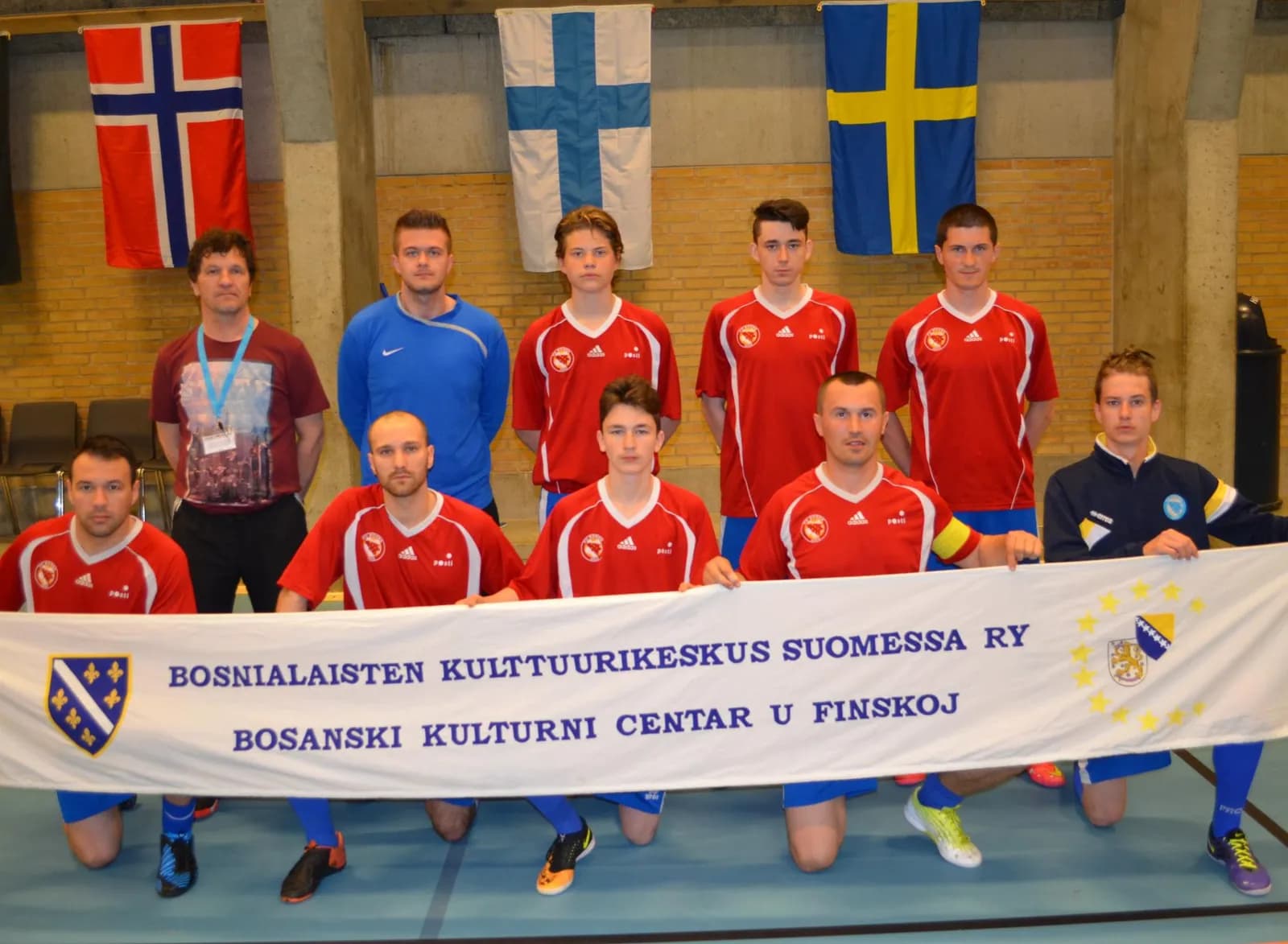 FC Bosna s transparentom Bosanskog kulturnog centra u Finskoj